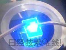   發光試驗中的LED元件?；宄叽纾?cm見方，元件尺寸：0.3mm見方，注入電流：約200mA，中心波長：450nm 