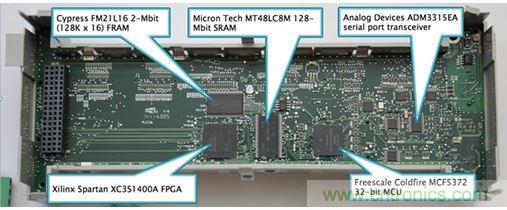 圖8：Micro850上的主處理板由負責系統管理、運行時控制和用戶界面的飛思卡爾(現恩智浦)Coldfire MCF5372 32位MCU、提供通信和電機控制及可能一些專有功能的賽靈思Spartan XC351400A FPGA組成。
